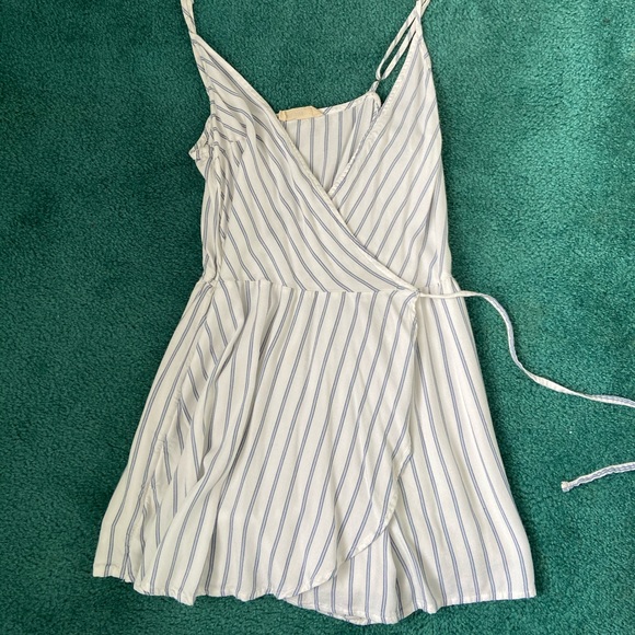 Hollister Dresses & Skirts - Hollister Romper!